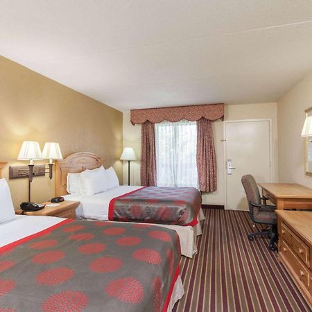 Hotel Ramada By Wyndham Lebanon Esterno foto