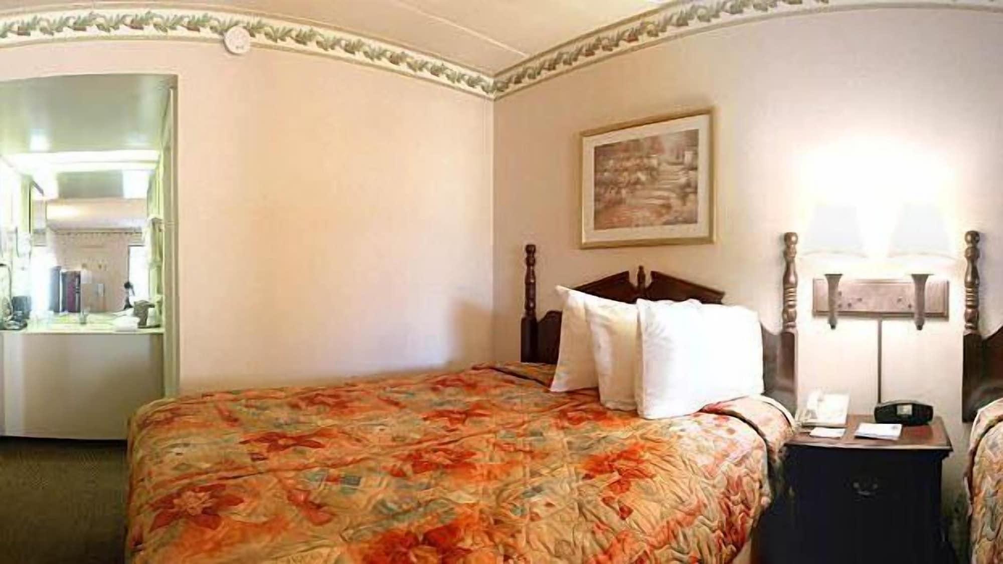 Hotel Ramada By Wyndham Lebanon Esterno foto