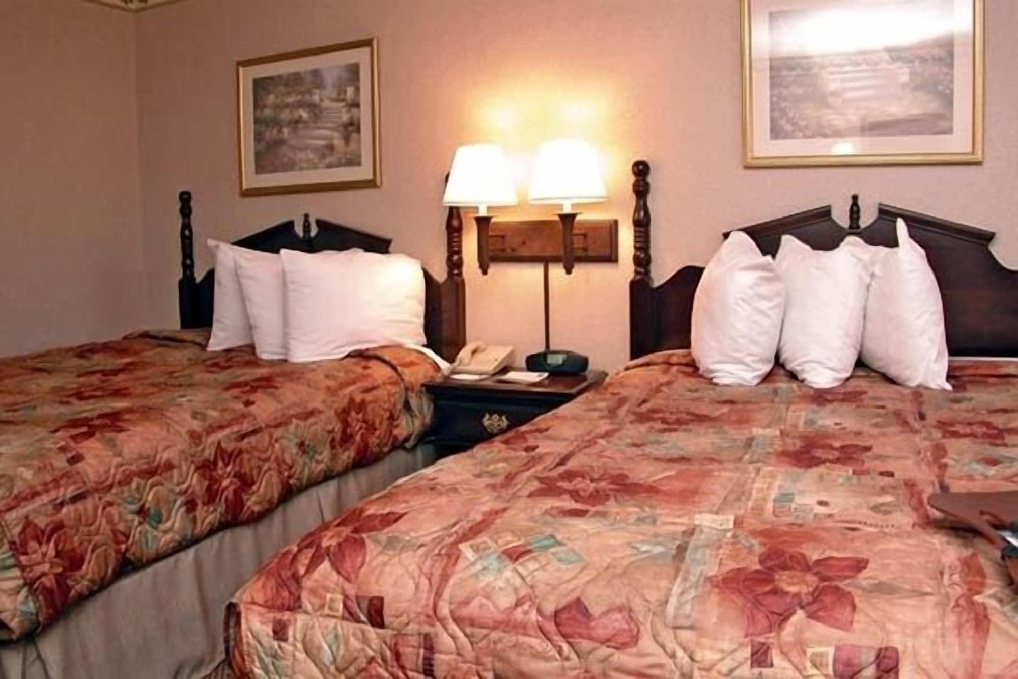 Hotel Ramada By Wyndham Lebanon Esterno foto