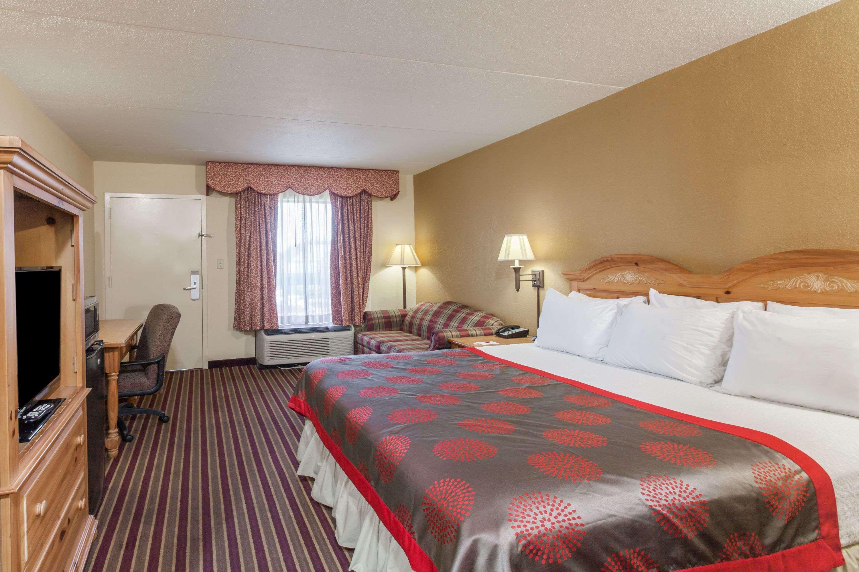 Hotel Ramada By Wyndham Lebanon Esterno foto