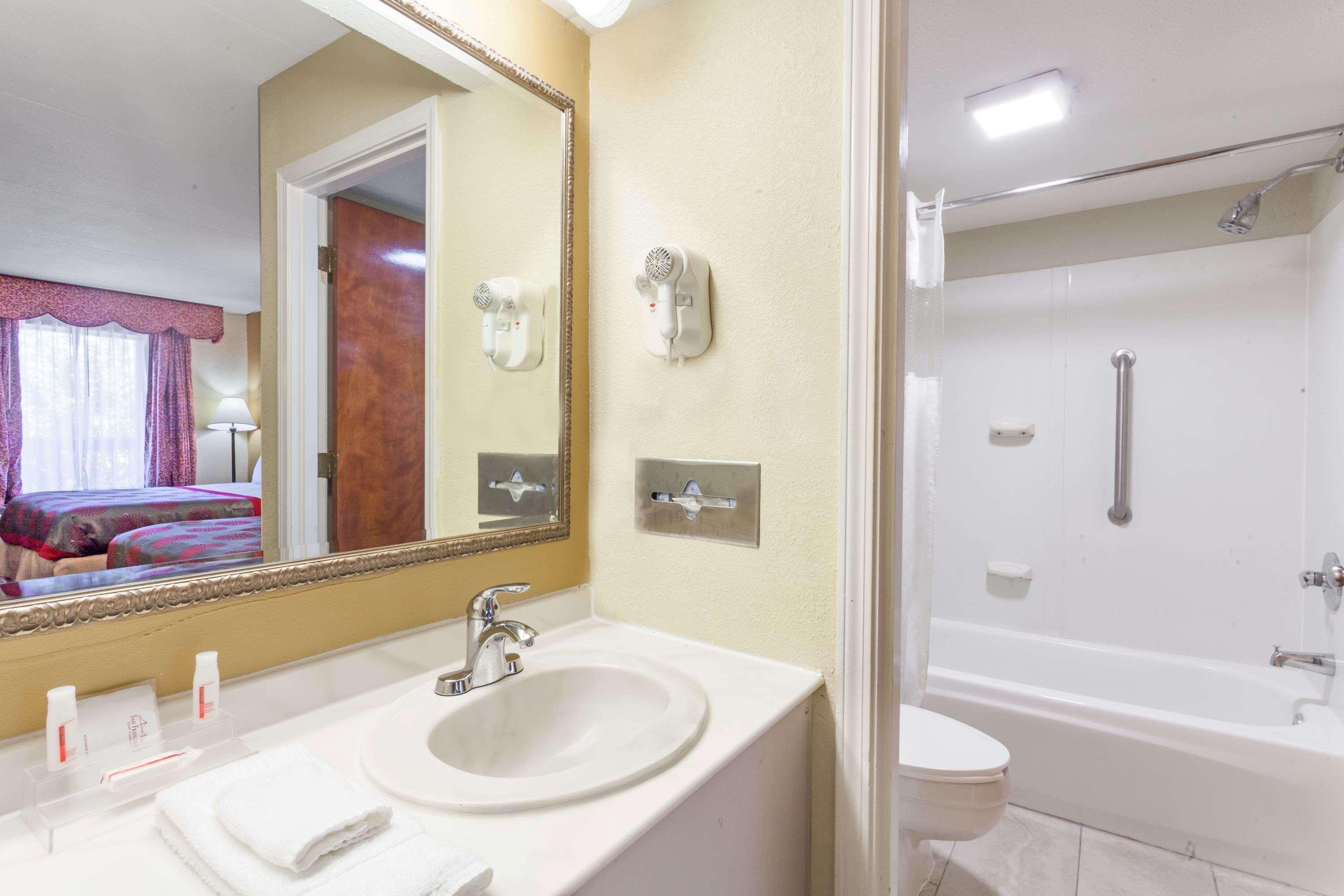 Hotel Ramada By Wyndham Lebanon Esterno foto