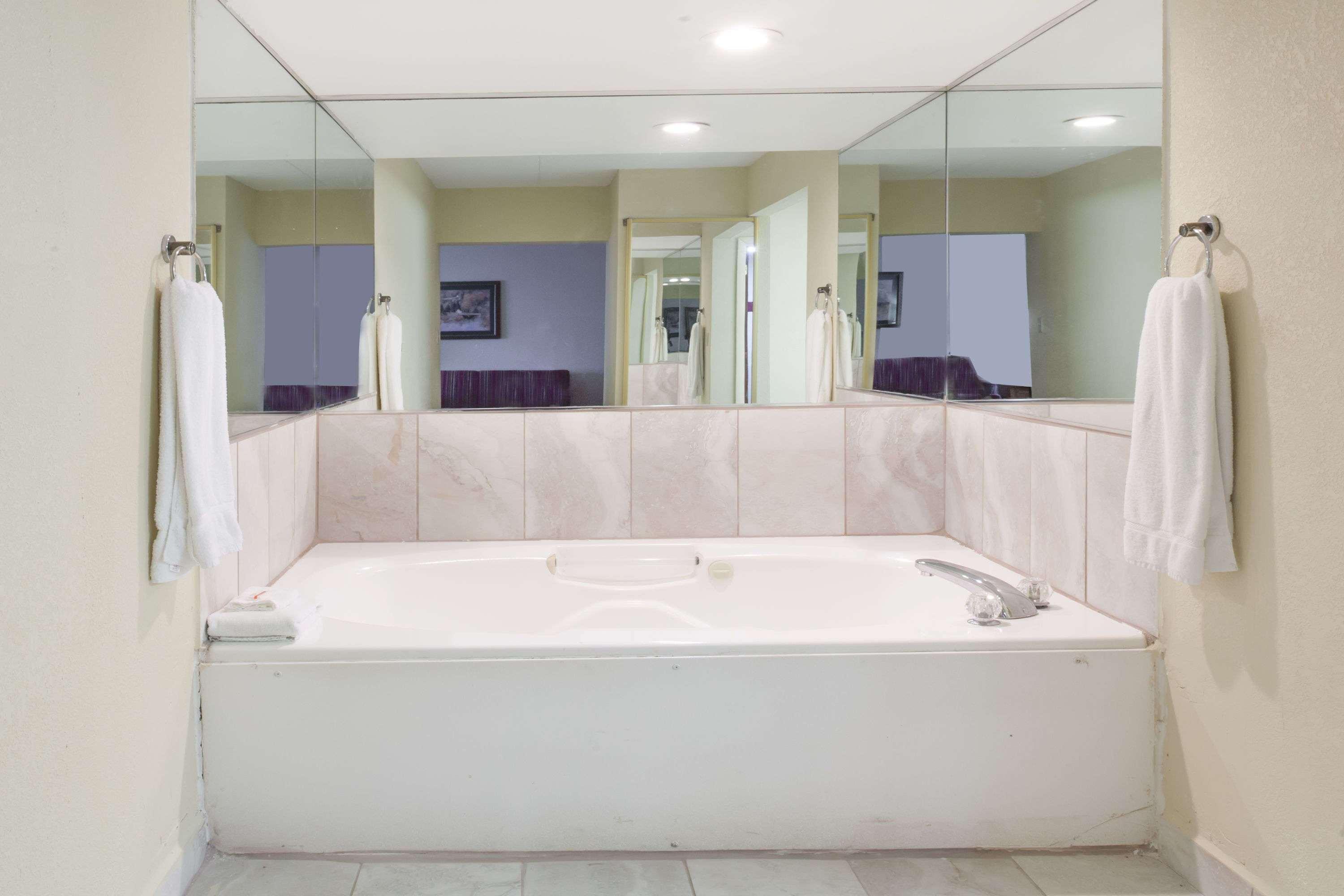 Hotel Ramada By Wyndham Lebanon Esterno foto