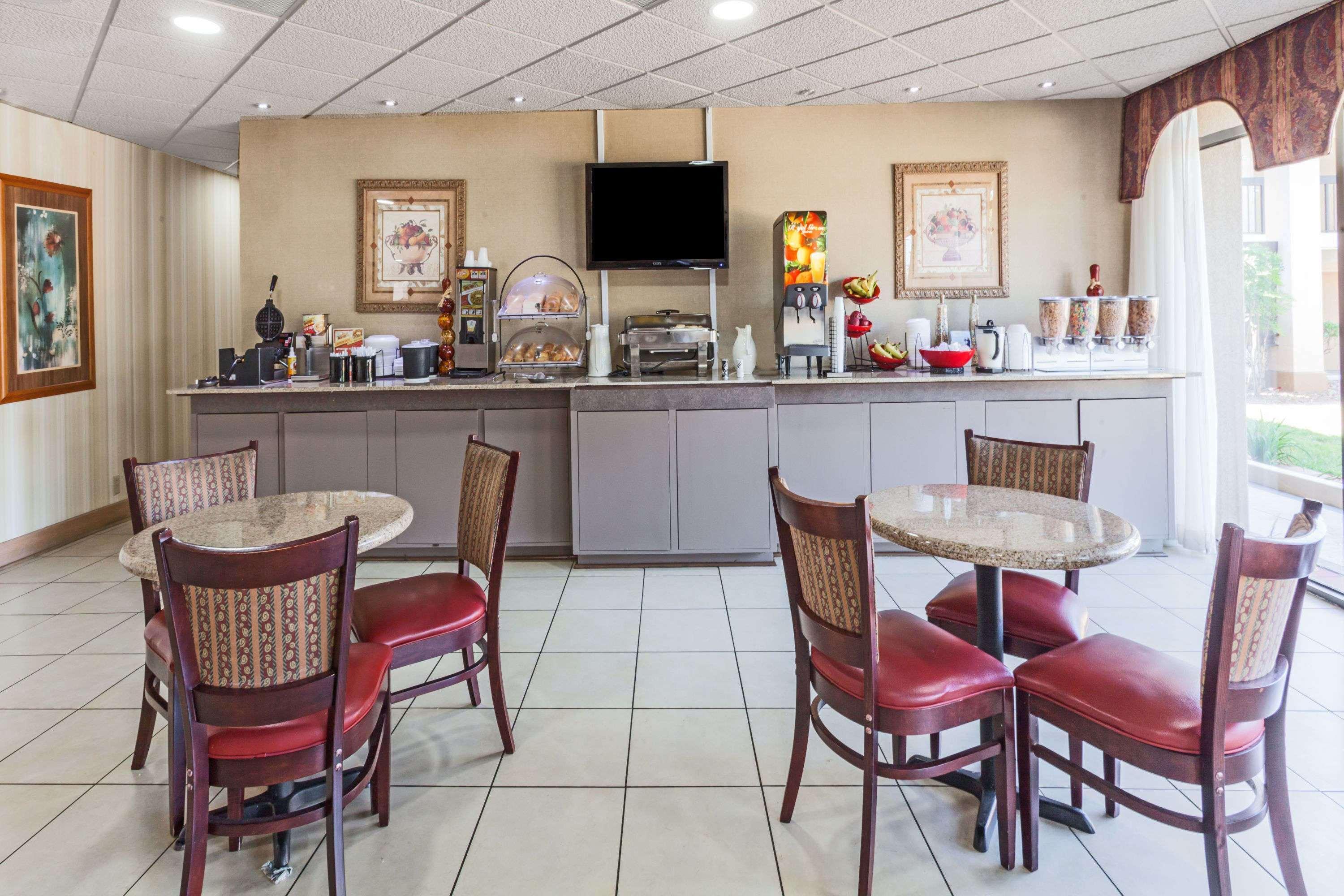Hotel Ramada By Wyndham Lebanon Esterno foto