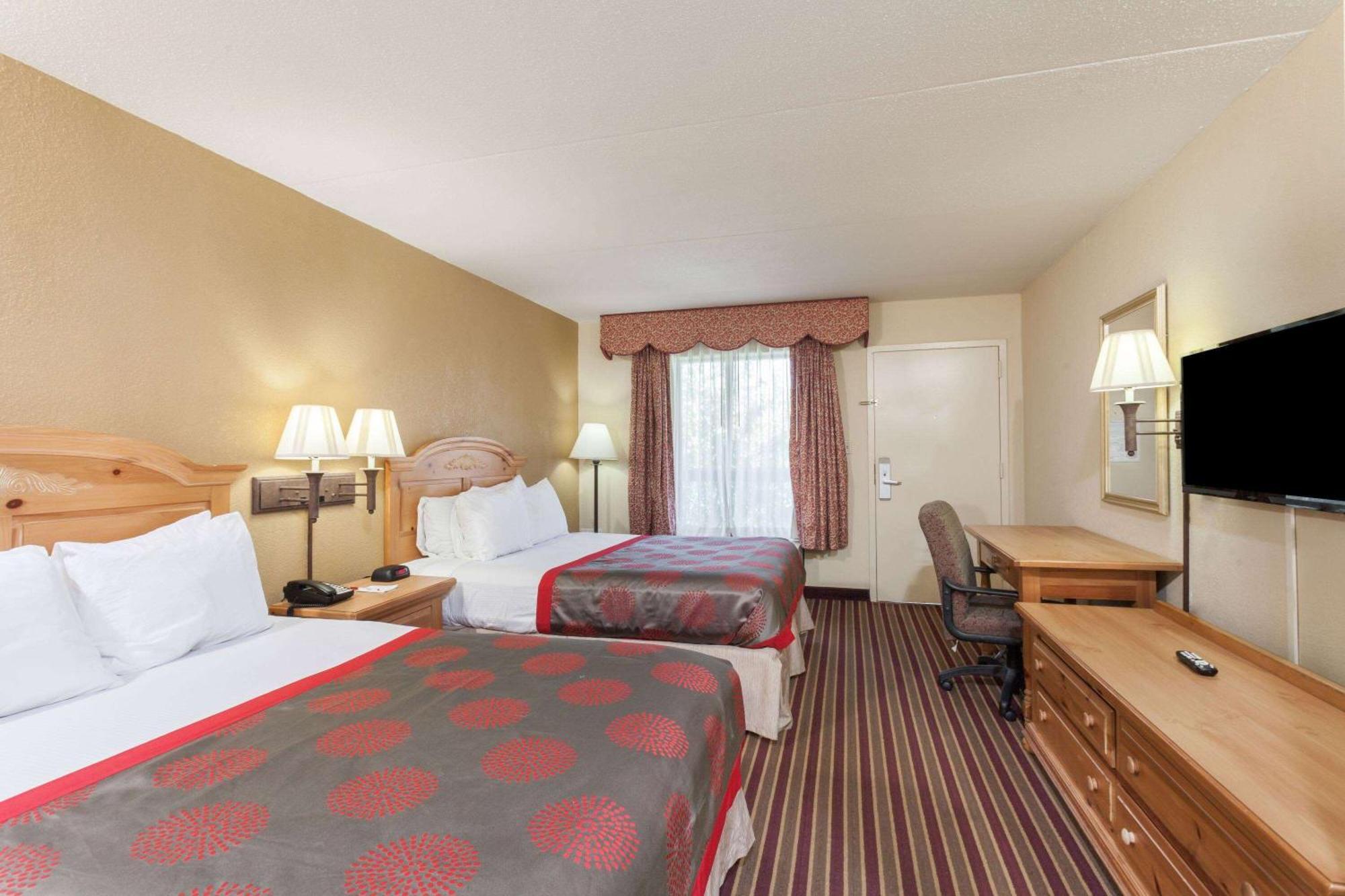 Hotel Ramada By Wyndham Lebanon Esterno foto
