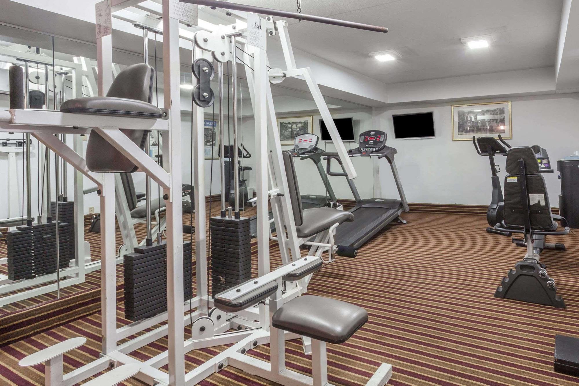 Hotel Ramada By Wyndham Lebanon Esterno foto
