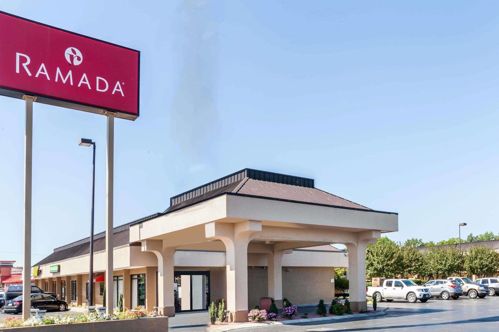 Hotel Ramada By Wyndham Lebanon Esterno foto