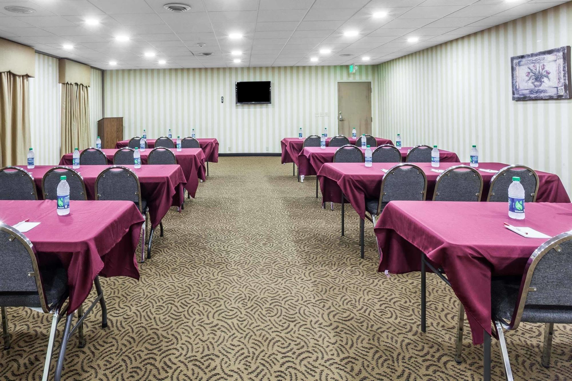 Hotel Ramada By Wyndham Lebanon Esterno foto