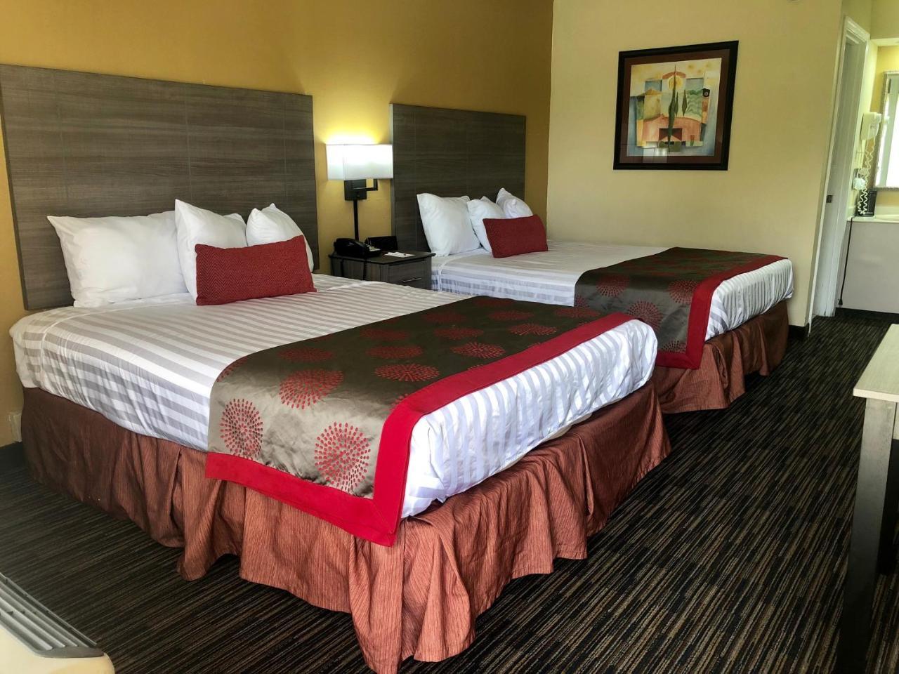 Hotel Ramada By Wyndham Lebanon Esterno foto
