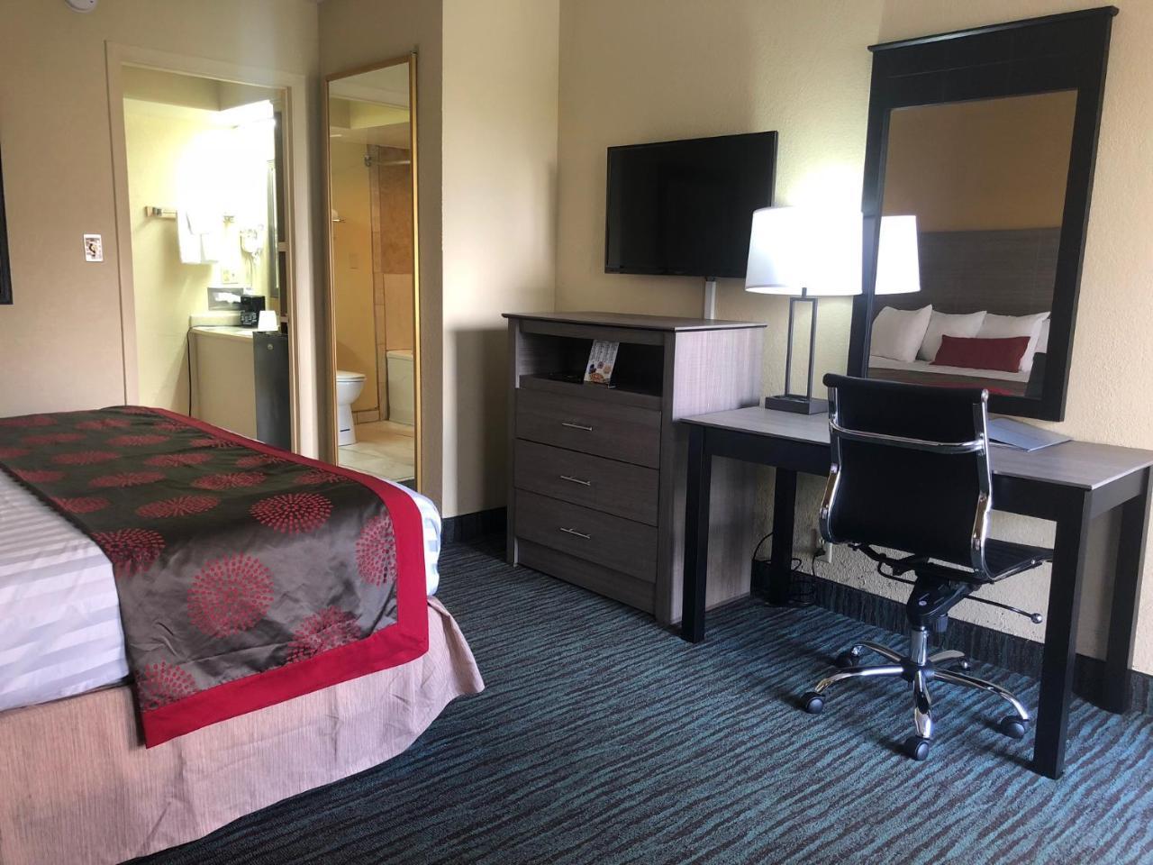Hotel Ramada By Wyndham Lebanon Esterno foto